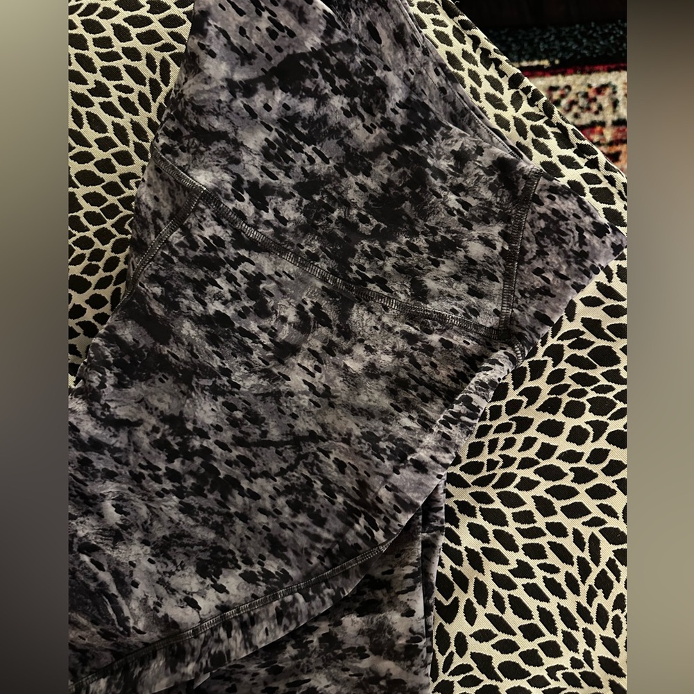 Gray/Black Pattern Bace Pace Lululemon Legging! - image 5